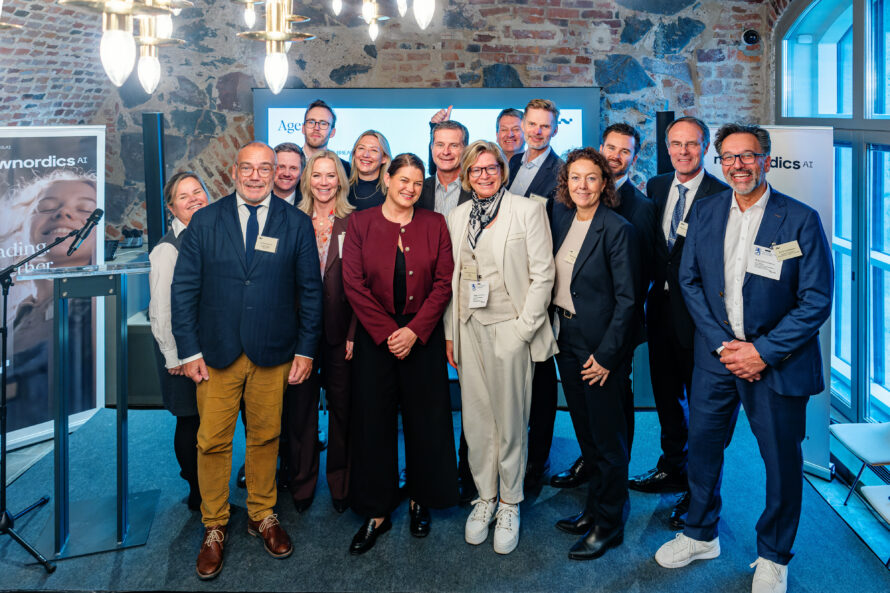 Bilde av deltakere på New Nordics AI Launch 22.10.2025 på scenen under lysekrone