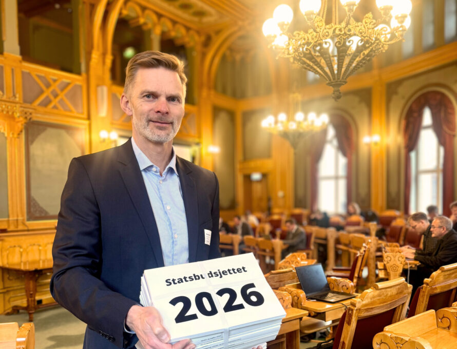 Bilde av Øyvind Husby administrerende direktør i TEK Norge (tidligere IKT-Norge) i Stortinget ved fremleggelsen av statsbudsjettet 2026