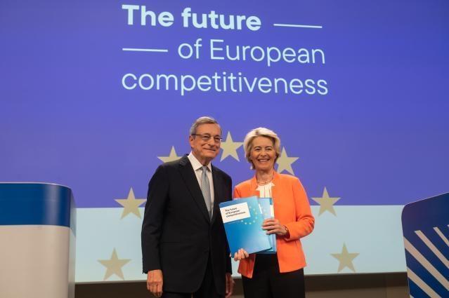 Bilde av Mario Dragi og Ursula von der Leyen side om side under lanseringen av "The future of European competitiveness", foran en skjerm med rapportens fremtiden.