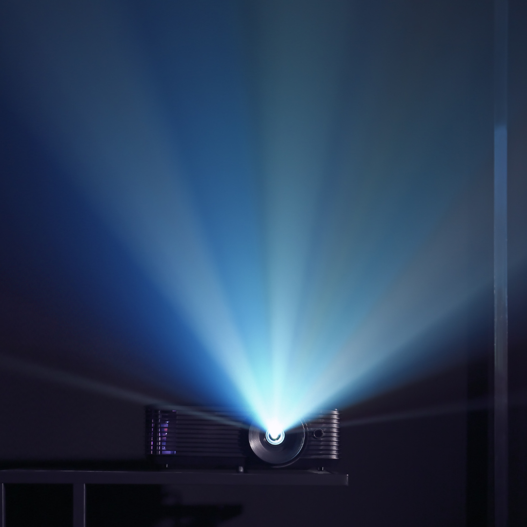 AV-forum i tek norge, bilde av projektor med sterkt lys