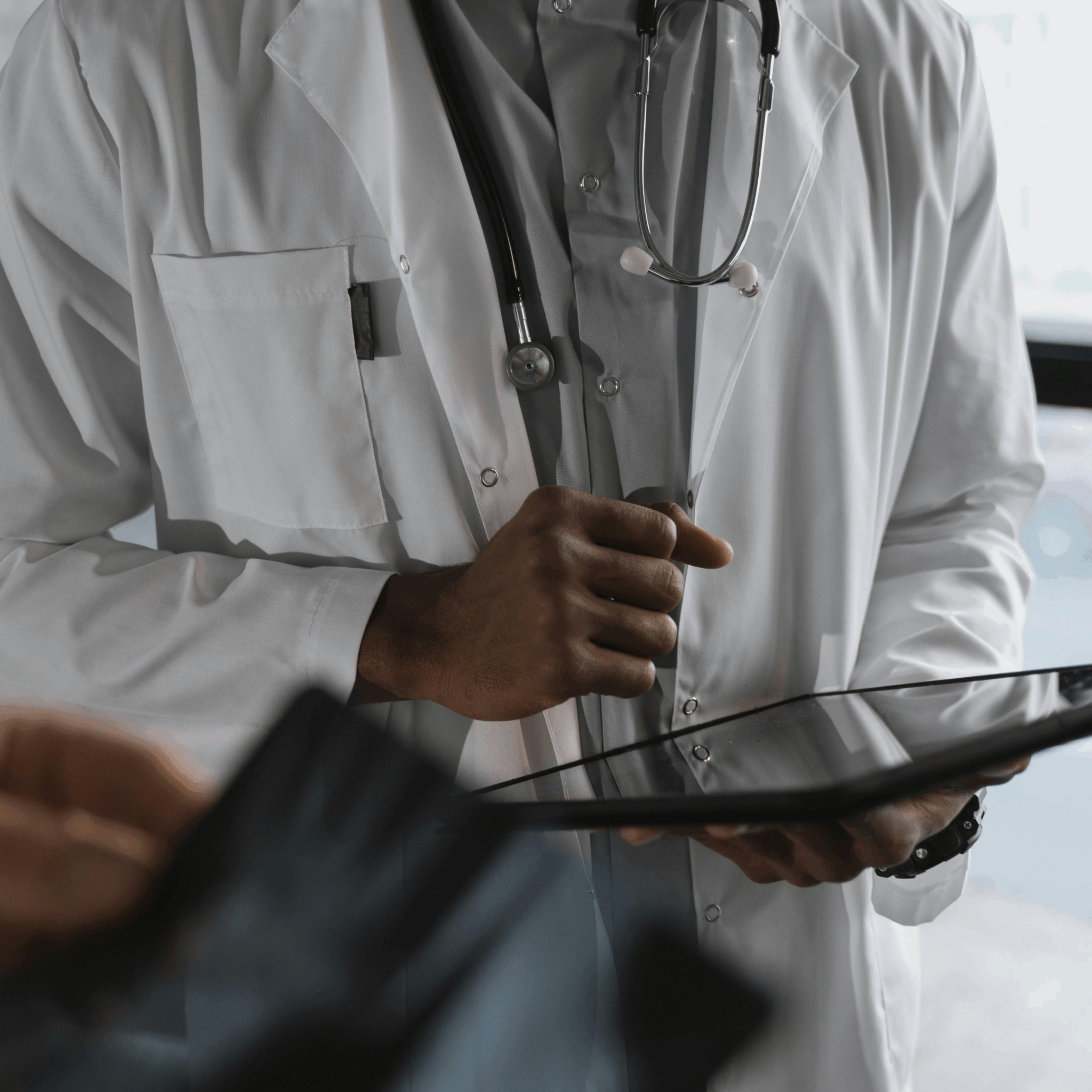 Bilde av lege med skjerm, til forum for eHelse