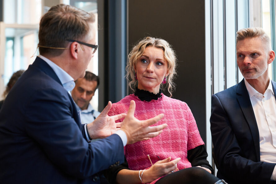 Bilde av Martin Lippert i Global Connect, digitaliseringsminister Karianne O. Tung (AP) og Øyvind Husby i TEK Norge, på første rad under arrangement.