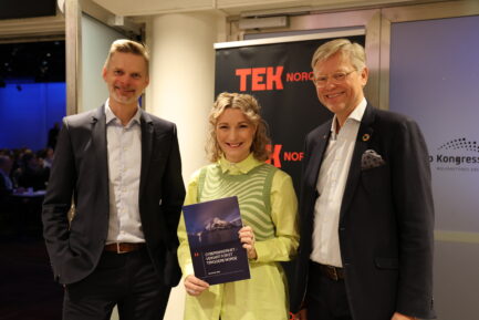 Bilde av Øyvind Husby, Karianne Tung (som holder veikartet fra TEK Norge), og Pål Wien Espen.