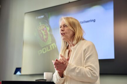Catherine Janson i Politiets IT-enhet presenterer under forum for offentlige anskaffelser hos TEK Norge