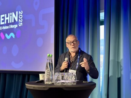 Bilde av Fredrik Syversen ved talestolen på EHIN