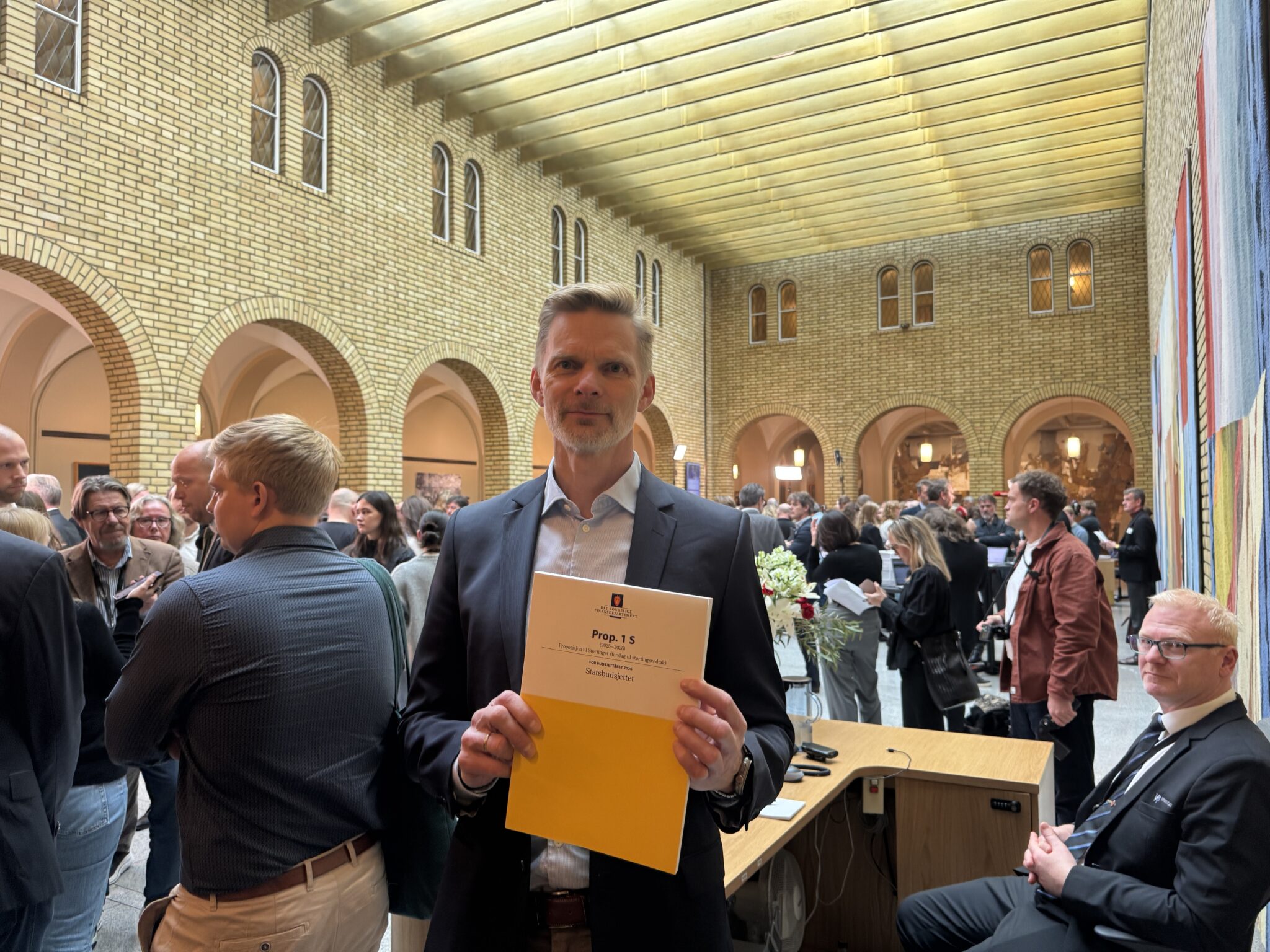 Øyvind Husby i Vandrehallen på stortinget med forslag til statsbudsjettet i hånden.