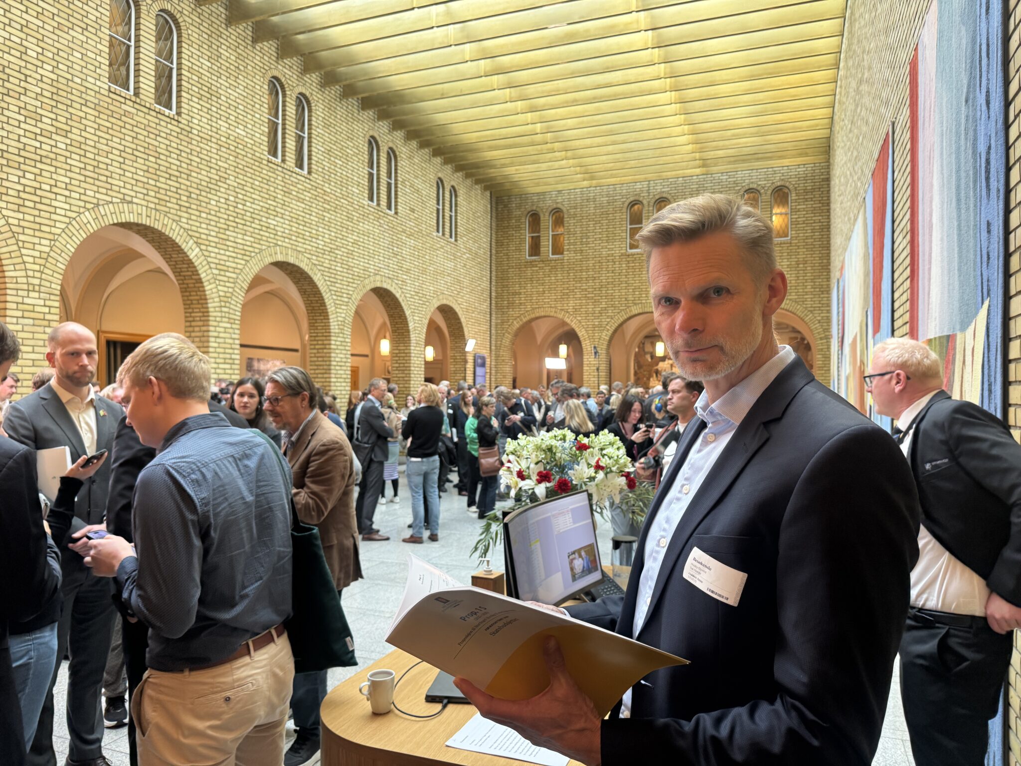 Øyvind Husby i vandrehallen på stortinget med forslag til statsbudsjettet i hånden.