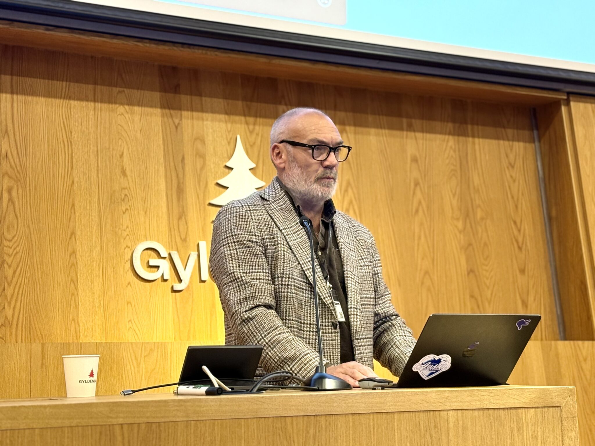 Fredrik Syversen står foran podiet med pc hos Gyldendal klart for å åpne edTek forum.
