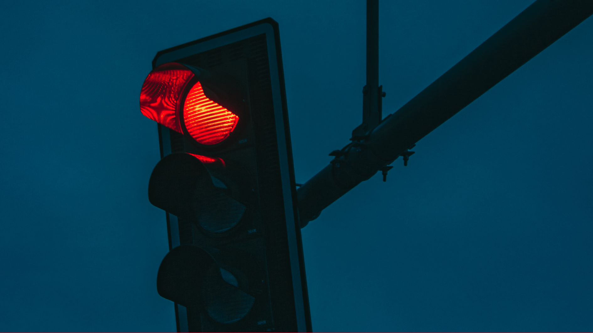 Bilde av rødt trafikklys på en mørk kveld