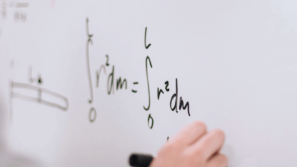 Bilde tavle med matematisk formel, som skal symbolisere at vi langt flere må bli gode i realfag.