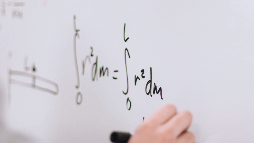 Bilde tavle med matematisk formel, som skal symbolisere at vi langt flere må bli gode i realfag.