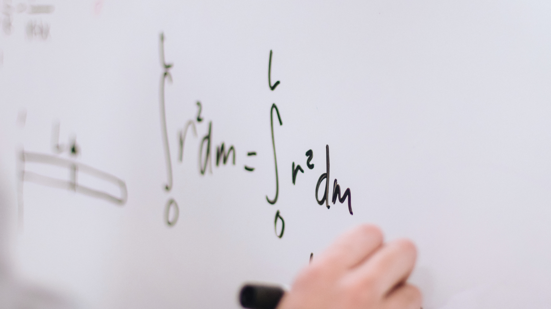 Bilde tavle med matematisk formel, som skal symbolisere at vi langt flere må bli gode i realfag.