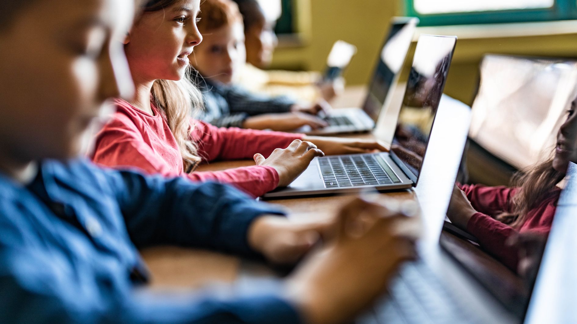 Barn med pc og skjerm, til EdTech-forum