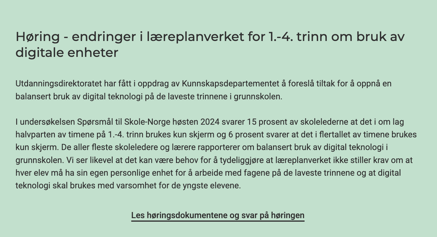 Utsnitt med grønn bakgrunn, tekst og en lenke fra "Høring - endringer i læreplanverket for 1.-4. trinn om bruk av digitale enheter", som referert til å tekst.